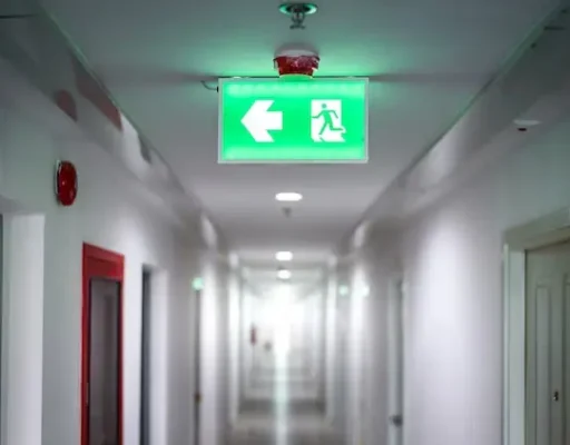 pasillo-apartamento-habitaciones-puerta-senal-luz-verde-salida-incendios
